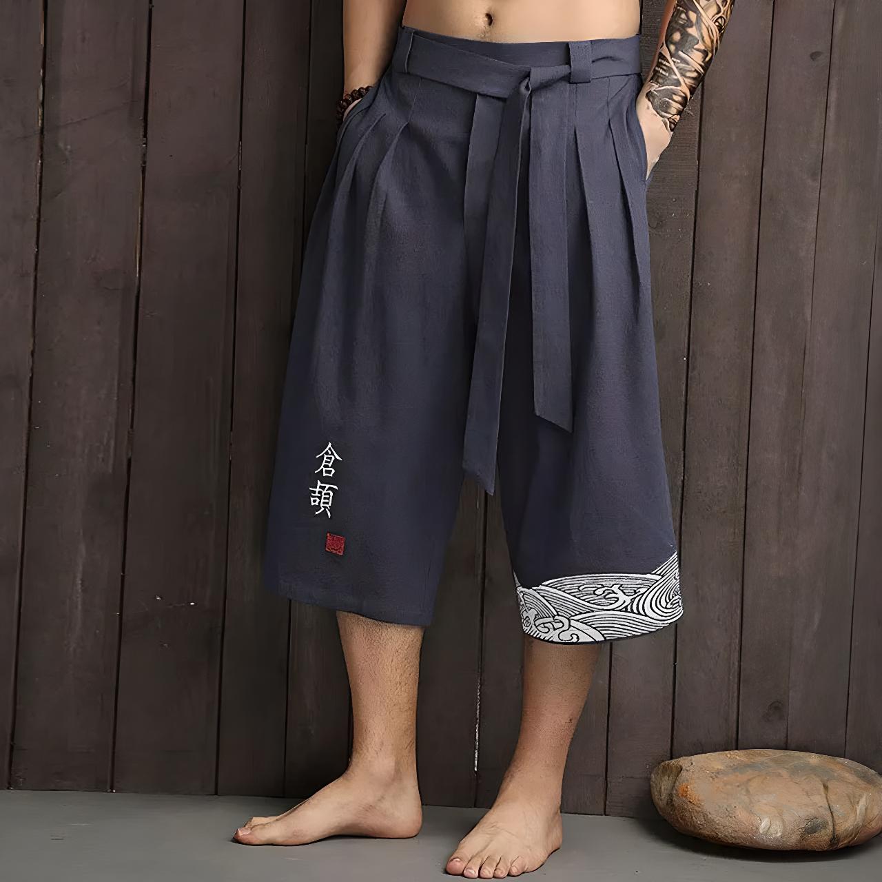 Motif brodé traditionnel sur le Pantalon Taro en lin